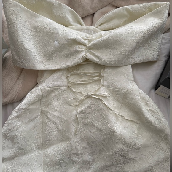 Elegant White Bow Dress
Off the shoulder + lace from BooHoo
runs a bit small - Picture 3 of 4